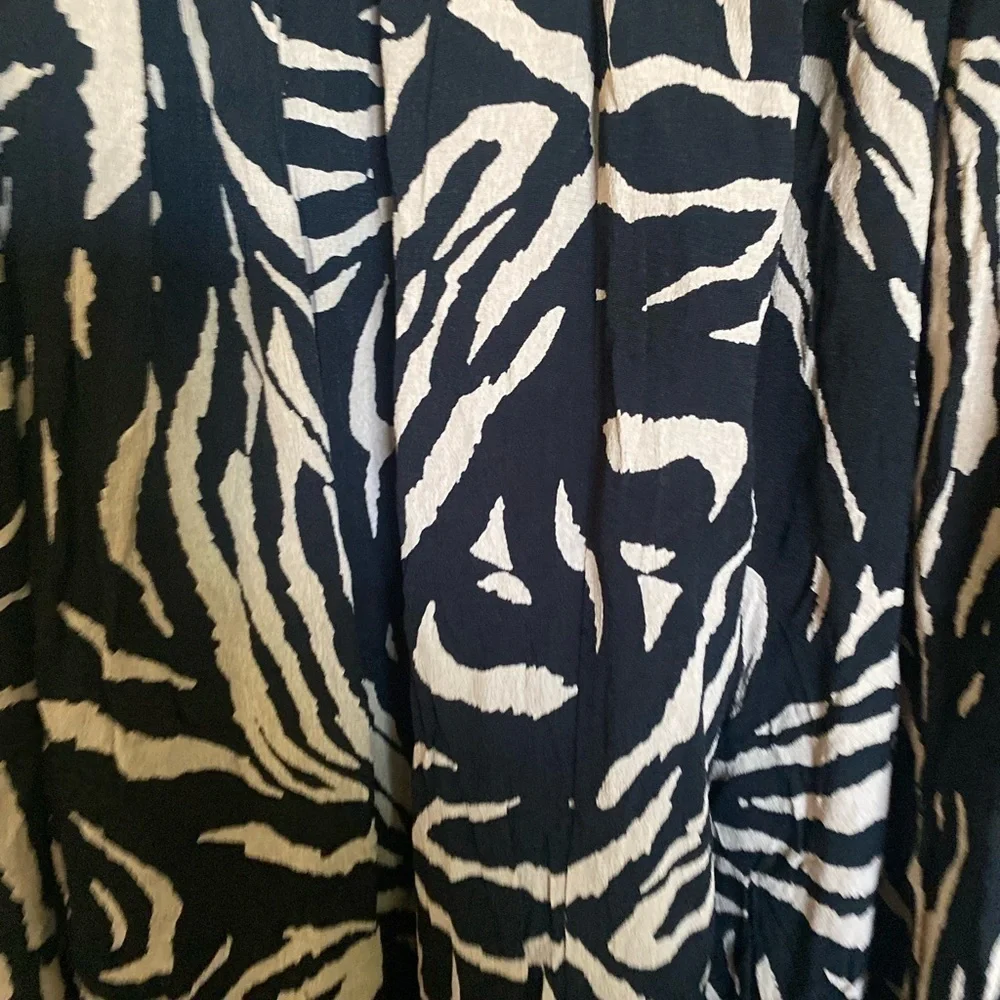 Plus size Avenue 18/20 stretch skirt, animal print